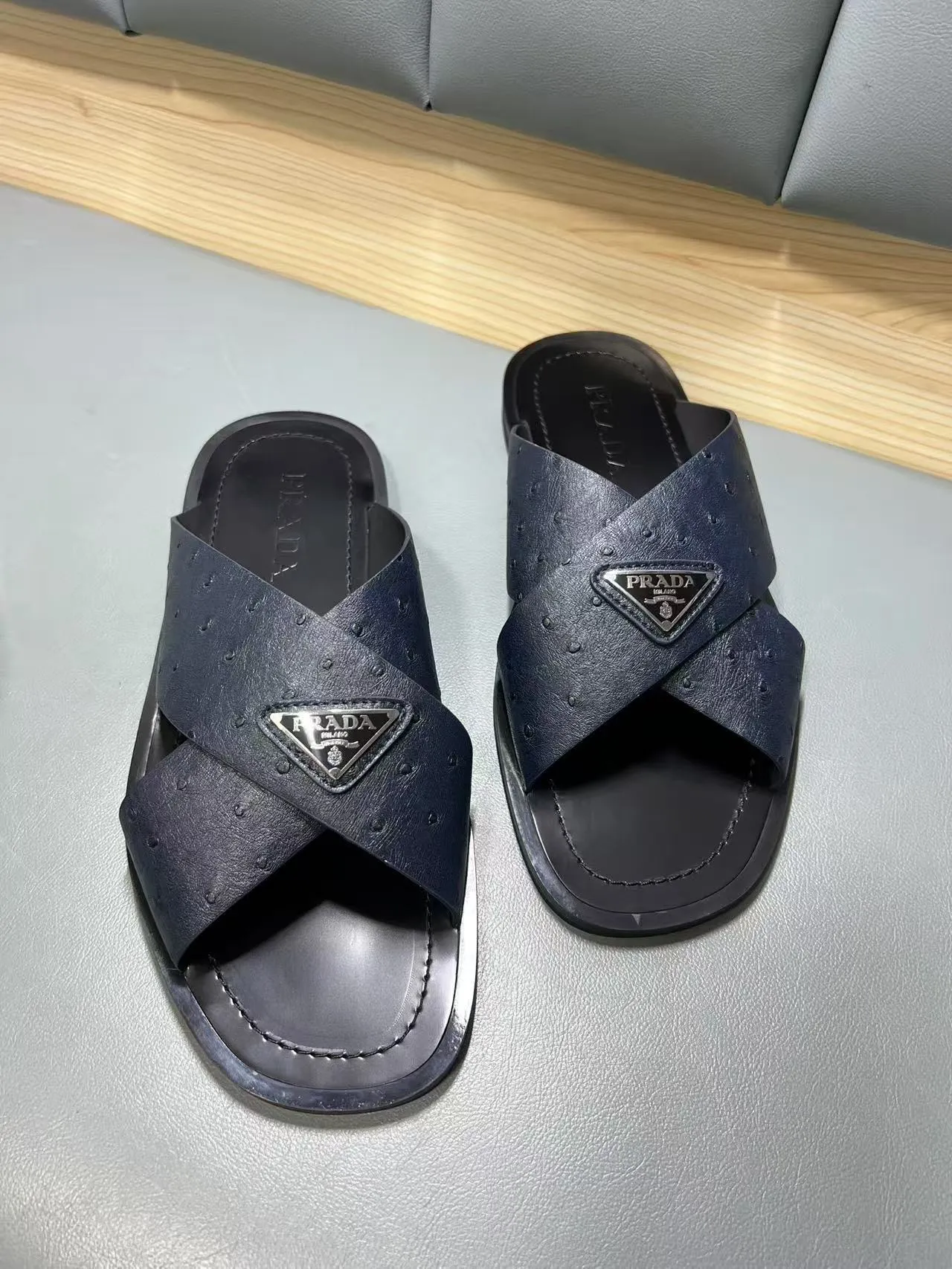 340💰PRADA Prada’s latest slippers are synchronized with the official website. This slipper is made of the brand’s unique and iconic Saffiano leather. The brand logo jumps out from the double straps, and the brand style is clearly visible. Cowhide gives men elegant charm and functional design, making it an ideal choice for vacation and leisure. Size:38-45